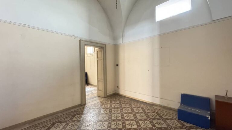 Quadrilocale da ristrutturare con terrazzo di proprietà in Via di Porcigliano, Lecce
