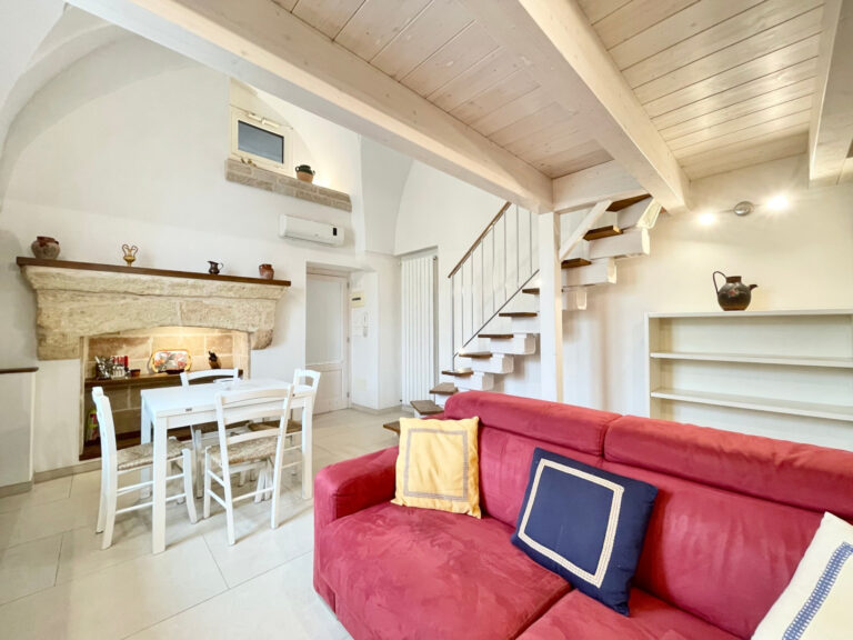 IN – Niceforo Milly – Piazza Olivieri 10, tiggiano