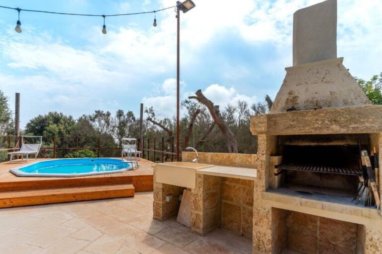 Villa indipendente in pietra con piscina privata e 5.000 mq di terreno, Marina di Andrano
